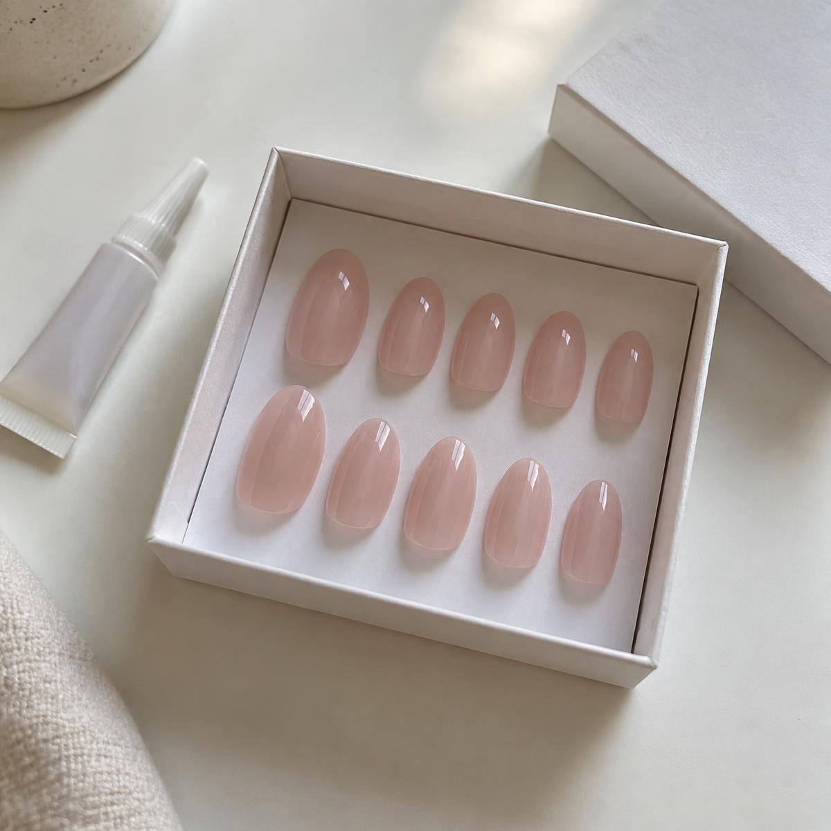Lot de faux ongles nude dans sa boîte